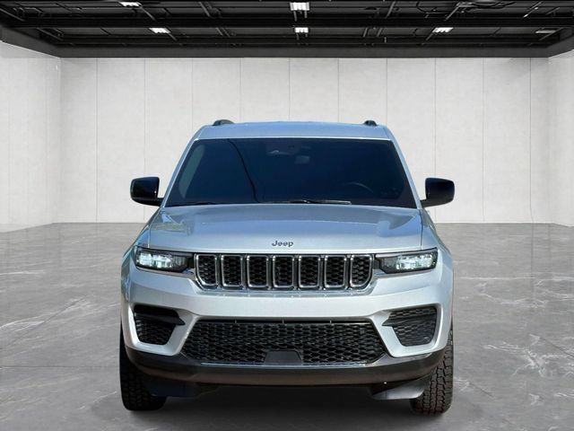 Used 2022 Jeep Grand Cherokee Laredo w/ Luxury Tech Group I AWD/4WD image 2