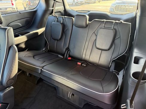 Used 2024 Chrysler Pacifica Limited w/ S Appearance Package FWD image 11