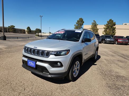 Used 2024 Jeep Compass Latitude image 3
