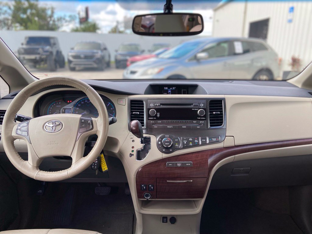 Used 2014 Toyota Sienna XLE FWD image 29