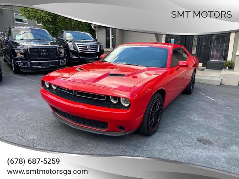 Used 2016 Dodge Challenger SXT image 1
