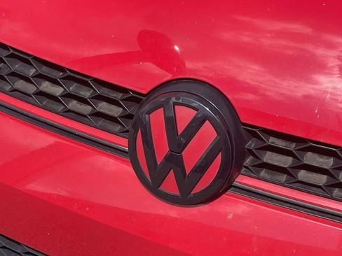 Used 2017 Volkswagen Golf 4-Door FWD image 4