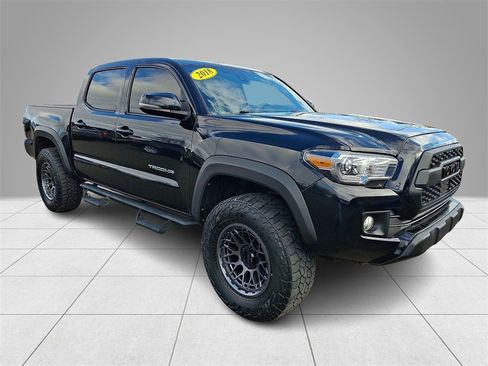 Used 2018 Toyota Tacoma TRD Off-Road image 3