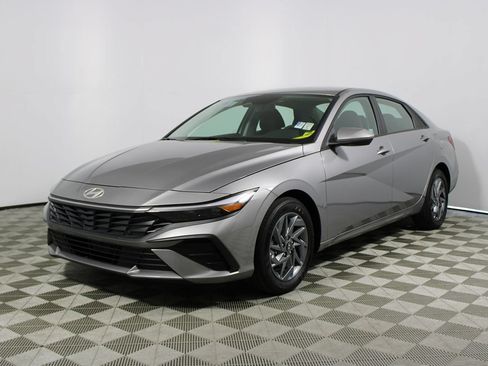 Used 2025 Hyundai Elantra Hybrid FWD image 4