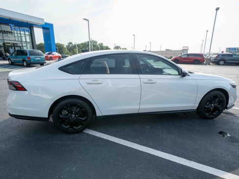 Used 2025 Honda Accord SE image 6