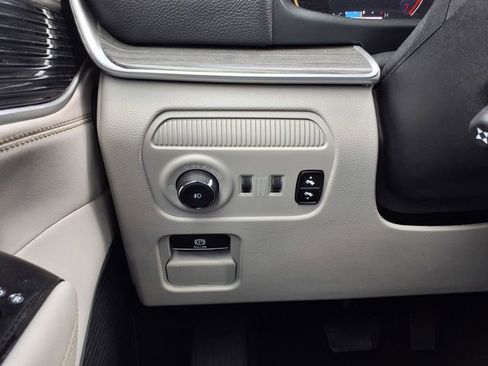 Used 2024 Jeep Wagoneer L Series II w/ Flexible Seating Group RWD image 32