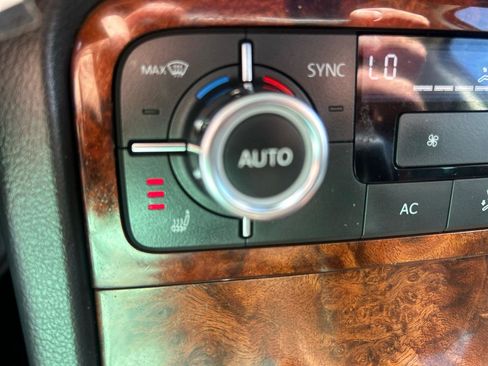 Used 2012 Volkswagen Touareg Executive AWD/4WD image 21