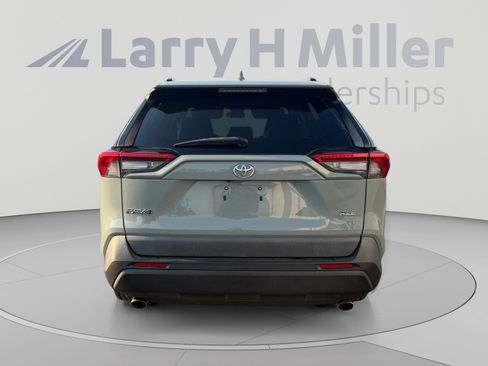 Used 2021 Toyota RAV4 XLE w/ Convenience Package FWD image 4