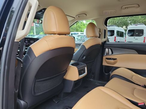 Used 2024 Kia Carnival LX FWD image 11