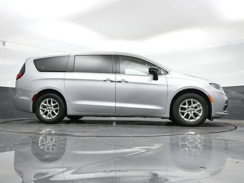 Used 2024 Chrysler Pacifica Touring-L FWD image 42
