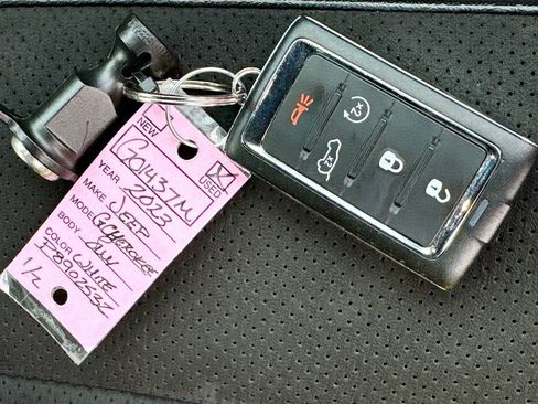 Used 2023 Jeep Grand Cherokee L Laredo image 38