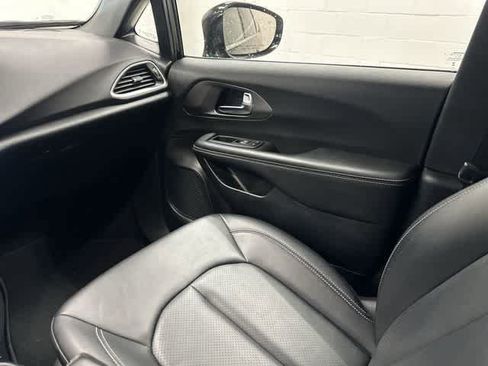 Used 2025 Chrysler Pacifica Select FWD image 13
