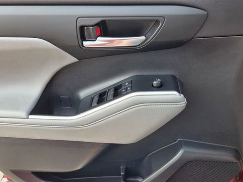 Used 2021 Toyota Highlander XLE image 32