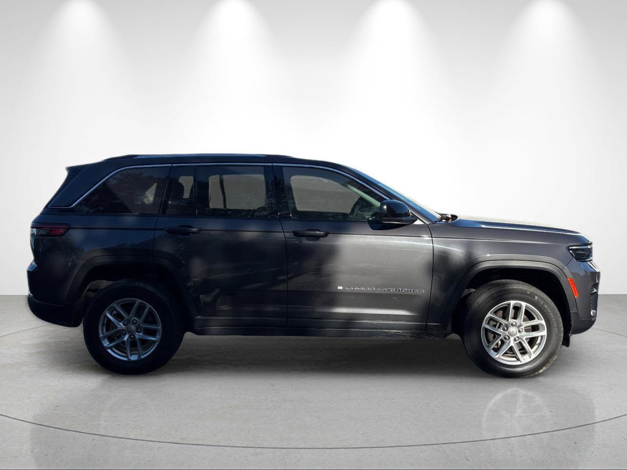 Used 2023 Jeep Grand Cherokee Laredo RWD image 6
