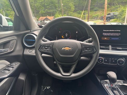 Used 2025 Chevrolet Trax LT FWD image 34