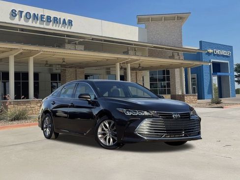 Used 2019 Toyota Avalon XLE image 2
