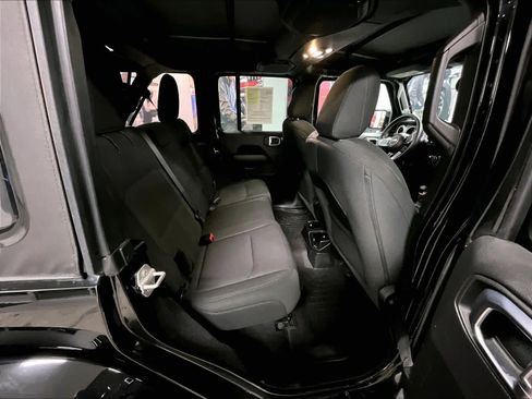 Used 2022 Jeep Wrangler Unlimited Sahara w/ Cold Weather Group image 16