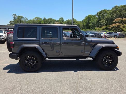 Used 2025 Jeep Wrangler Unlimited Sahara AWD/4WD image 11