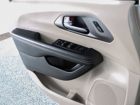 Used 2023 Chrysler Pacifica Touring-L FWD image 21