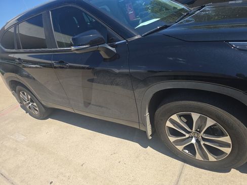 Used 2023 Toyota Highlander XLE FWD image 3