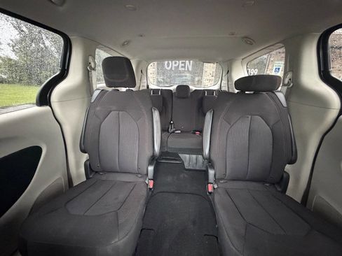 Used 2017 Chrysler Pacifica Touring FWD image 21