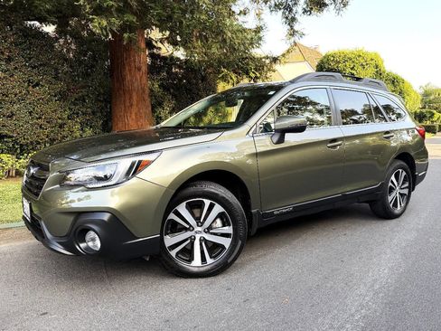 Used 2018 Subaru Outback 3.6R Limited AWD/4WD image 2