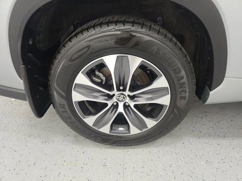 Used 2020 Toyota Highlander XLE AWD/4WD image 7