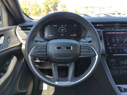 Used 2024 Jeep Grand Cherokee Limited w/ Black Appearance Package image 17