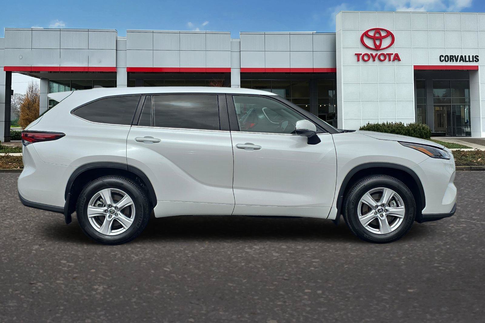 Used 2025 Toyota Highlander LE AWD/4WD image 3