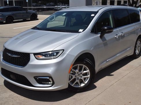 Used 2024 Chrysler Pacifica Touring-L FWD image 39