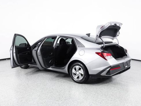 Used 2025 Hyundai Elantra SE FWD image 13