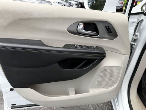 Used 2022 Chrysler Pacifica Touring-L FWD image 16