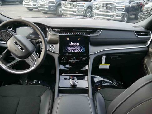 New 2025 Jeep Grand Cherokee Altitude image 4