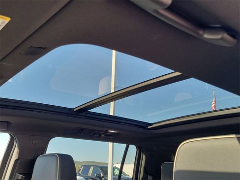 Used 2023 GMC Yukon XL SLT w/ SLT Luxury Package image 19