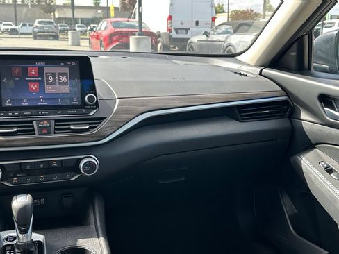 Used 2025 Nissan Altima 2.5 SV FWD image 30