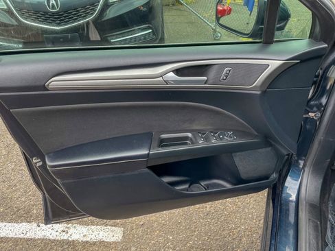 Used 2020 Ford Fusion SE FWD image 16