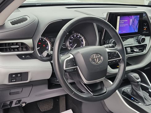 Used 2023 Toyota Highlander XLE FWD image 11