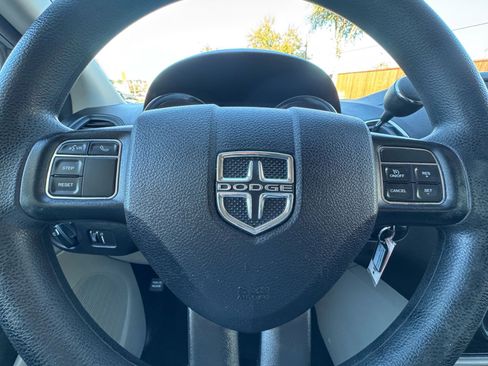 Used 2018 Dodge Grand Caravan SE w/ UConnect Hands-Free Group image 17