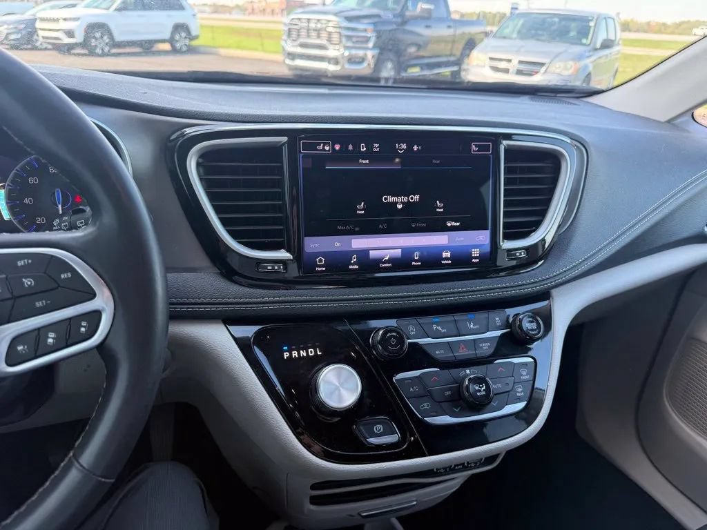 Used 2024 Chrysler Pacifica Touring-L FWD image 16