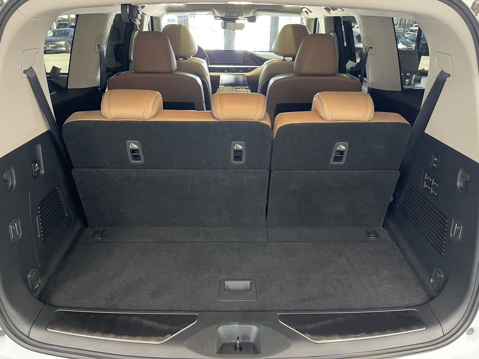 Used 2025 INFINITI QX80 Sensory AWD/4WD image 36