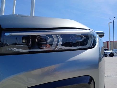 Used 2022 BMW 740i w/ M Sport Package image 4