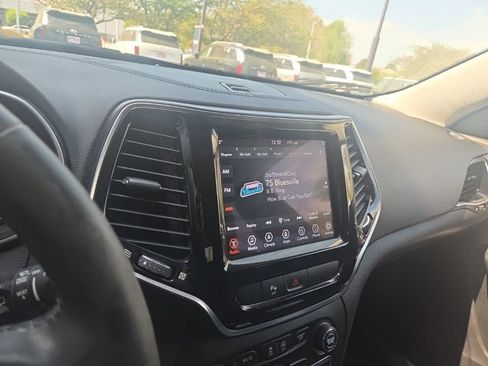 Used 2019 Jeep Cherokee Limited image 16