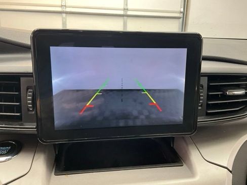 Used 2023 Ford Explorer XLT AWD/4WD image 5