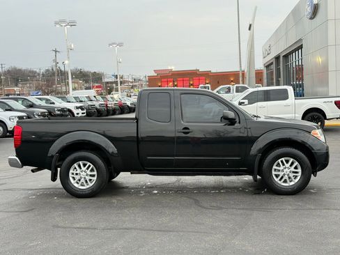 Used 2017 Nissan Frontier SV image 2