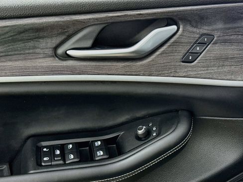 Used 2023 Jeep Grand Cherokee Limited w/ Black Appearance Package image 19