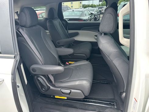 Used 2023 Kia Carnival LX FWD image 14