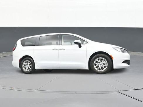 Used 2022 Chrysler Voyager LX FWD image 54