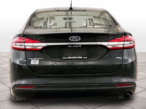 Used 2018 Ford Fusion SE w/ Fusion SE Technology Package FWD image 4