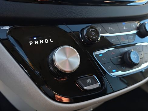 Used 2023 Chrysler Pacifica Touring-L FWD image 15