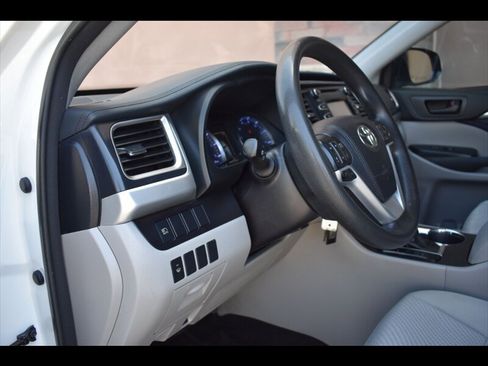 Used 2018 Toyota Highlander LE FWD image 15
